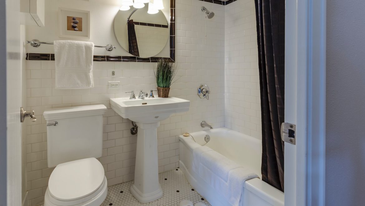 Make A Small Bathroom Look Larger With These Tips